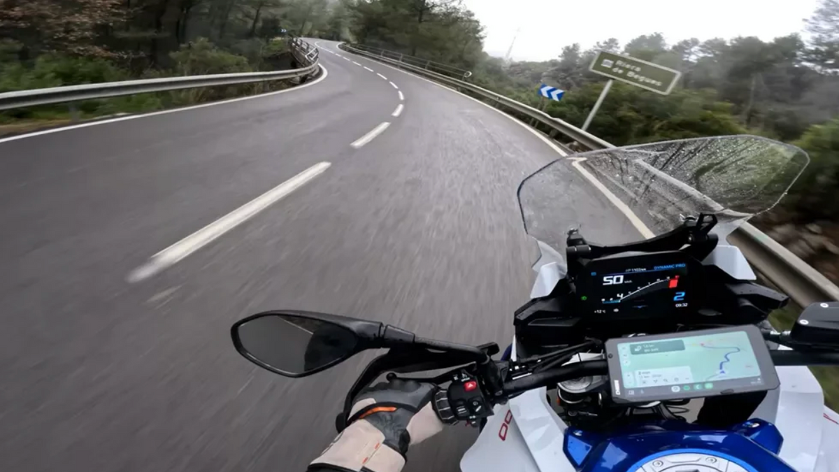 Do You Still Need a Garmin? Why CarPlay Is Replacing Dedicated Motorcycle GPS