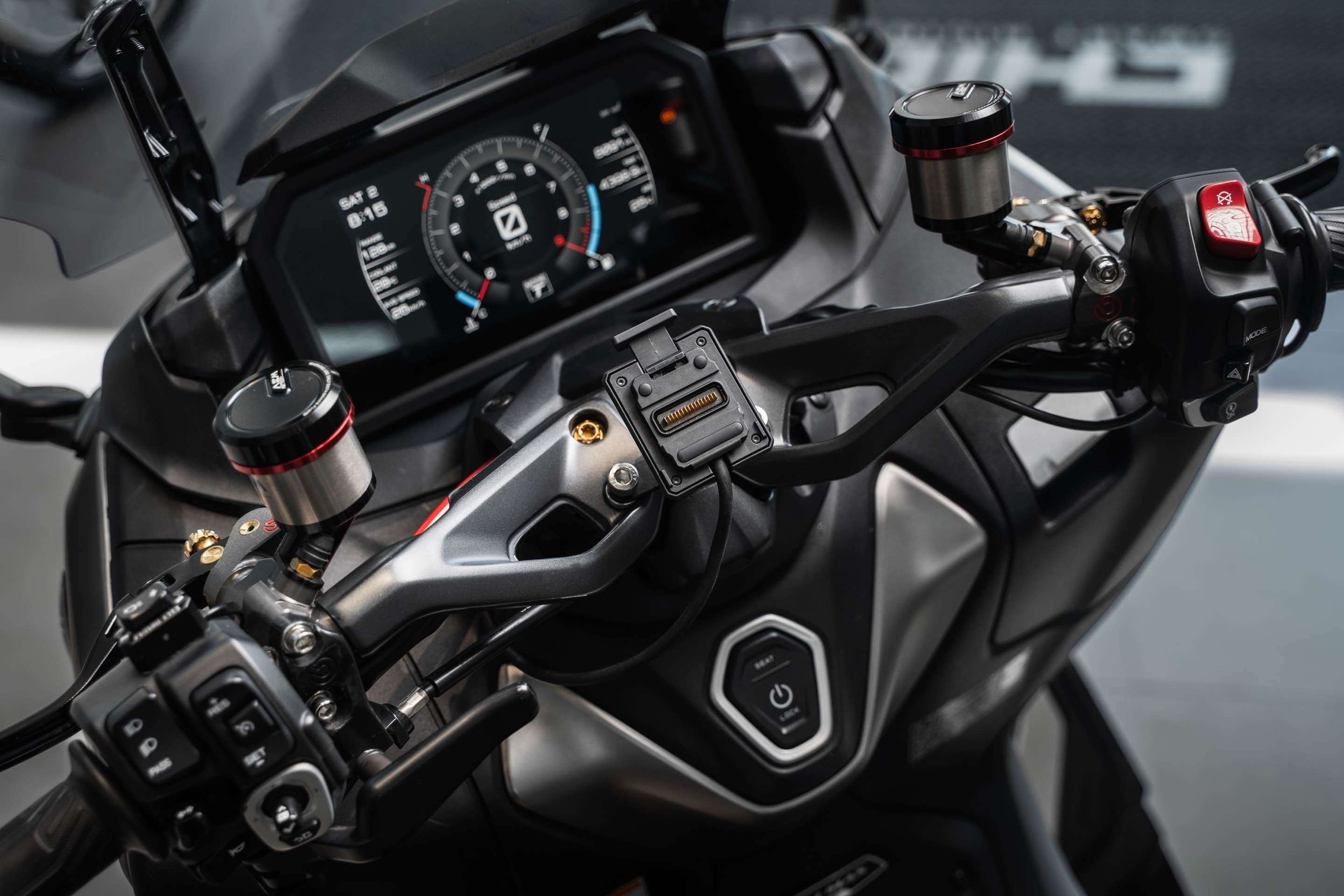 Yamaha TMAX560-specific bracket for Chigee Display